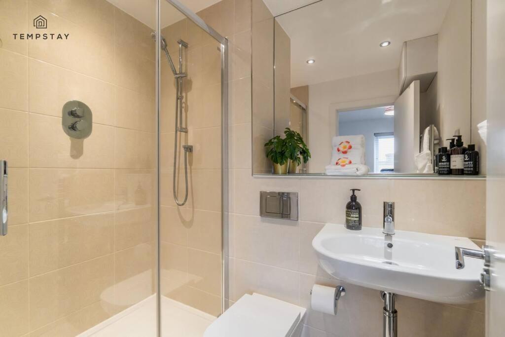 Stylish 4 Bed Family Home At Madejski, Reading University Exterior foto